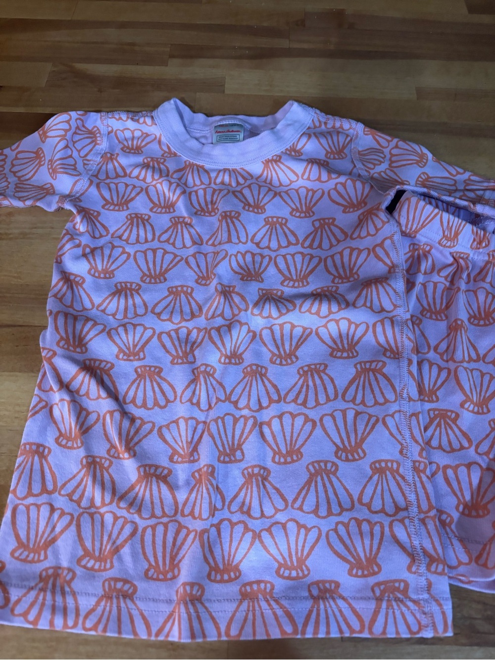 Hanna Andersson pj Set with Orange Shell Print - size 6/7